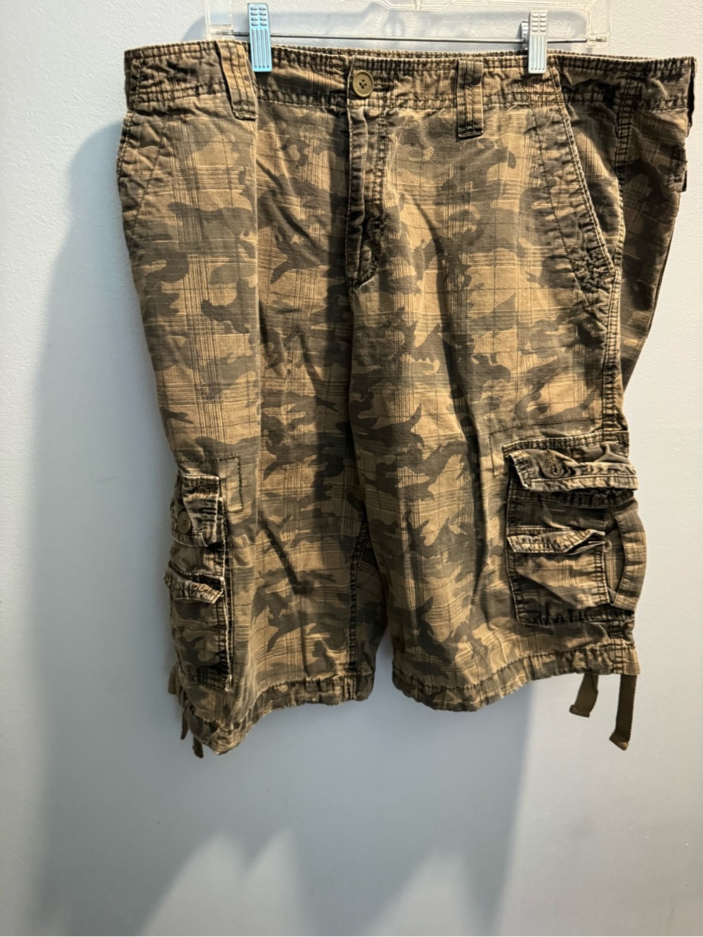 Camo Cargo Shorts in Olive Brown Men’s size 38